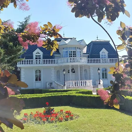 Castle Garden סזומבאת'לי